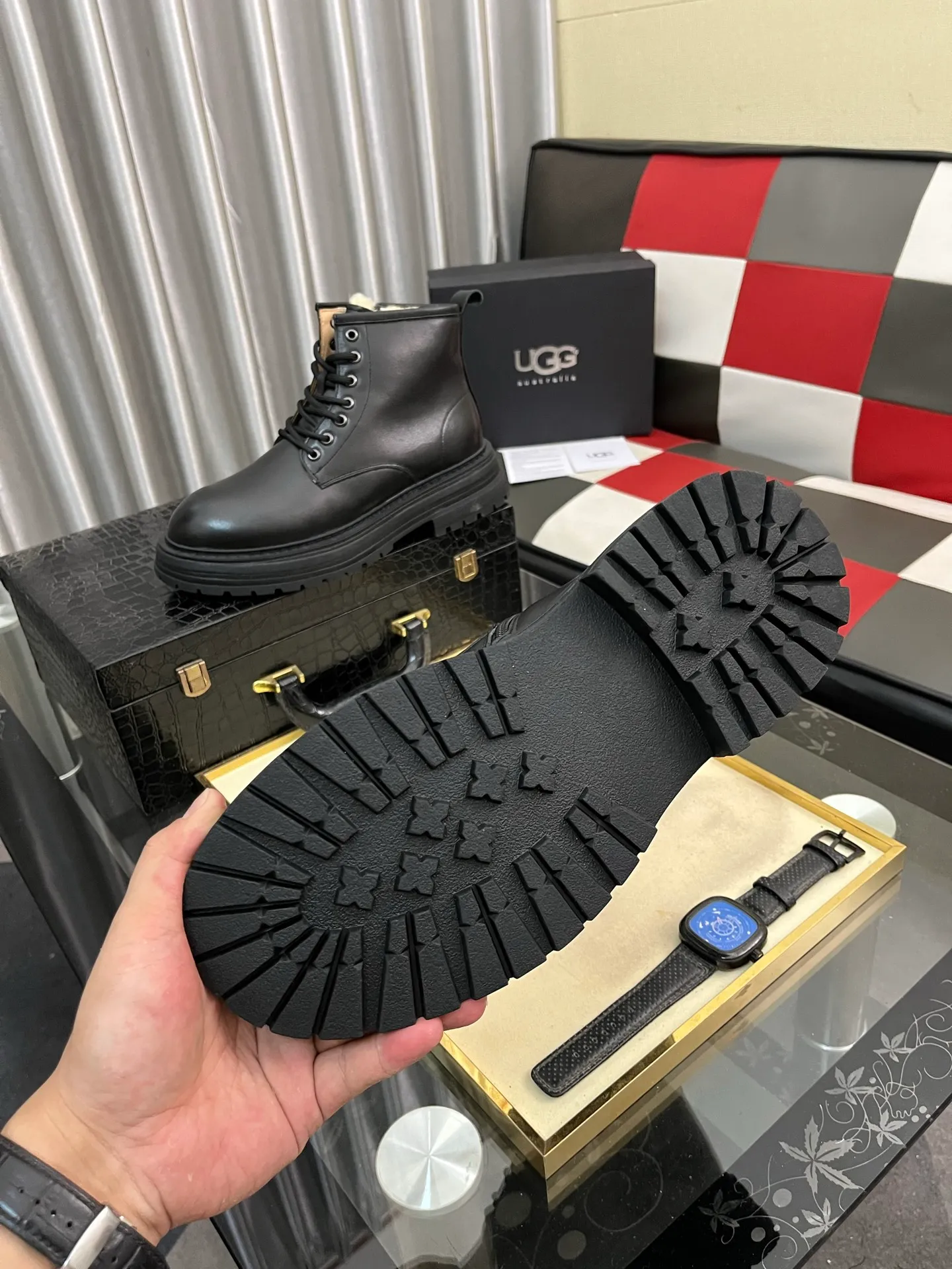 Men's Men's Shoes 💰660⌚️⌚️New UGG fur-integrated men's simple and fashionable snow shoes. The most worth buying at the end of this year are warm casual shoes. Whether you are out and about at home, their comfortable and warm performance will be your most suitable fashion companion! The material is cowhide upper and imported wool is used inside. Two layers of cowhide for warmth and comfort! The eva+ rubber patch outsole is cushioned, wear-resistant, and has good elasticity. It is light and wear-resistant, comfortable and soft, and the new simple cut is more fashionable. It has both practicality and fashion sense, so you no longer have to worry about how to match it in winter, while still maintaining fashionable taste. High-quality genuine wool produced in Dongguan. The material depends on the details! Size: 38-39-40-41-42-43-44-45